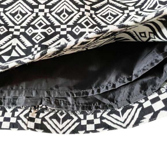 H&M Black and White Aztec/Tribal Print Lined Mini Skirt Women’s Size 6 - Picture 5 of 9